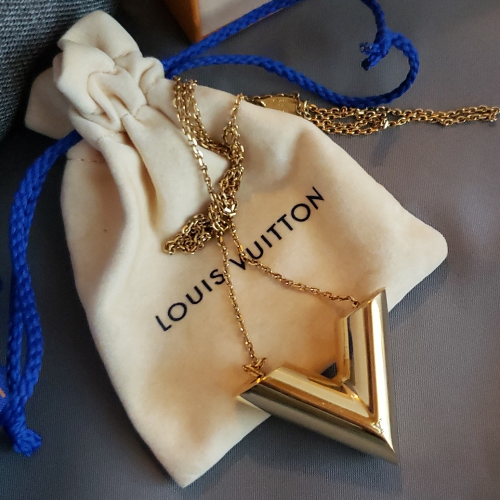 Louis vuitton essential V necklace (18" long)